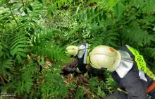 Надзвичайники під час вилучення тіла загиблого чоловіка з водойми