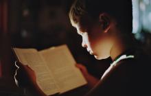 Дитина читає книжку