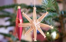 Різдвяні прикраси на ялинці