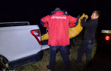 Рятувальники транспортують тіло 