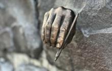 Скульптурка, присвячена винахіднику ручки в Ужгороді 