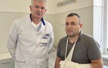 Лікар Андрій Погоріляк із пацієнтом, якому врятували руку