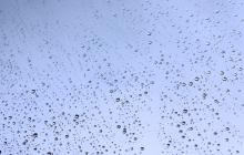 Краплі дощу на склі