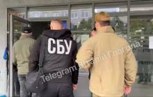 Працівники СБУ заходять у приміщення мерії в Ужгороді