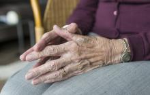 Долоні людини похилого віку