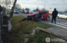 Місце ДТП у селі Бедевля, потрощене авто