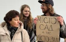 Люди з плакатами