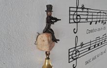 В Ужгороді відкрили мініскульптуру «Різдвяному цвіркуну»