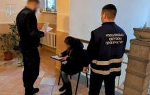 Підозрювана і правоохоронці