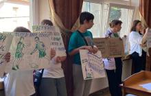 Акція на сесії міськради проти забудови футбольного поля