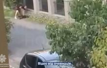 Чоловік кривдить собаку