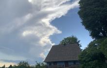 Хмарне небо та стара хатинка на Закарпатті