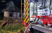 Пожежна машина та будинок, в якому сталося загорання