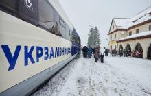 Поїзд ДПКр-3 на станції у Карпатах