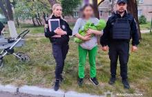 Мати з немовлям і правоохоронцями