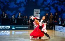 Вероніка Мишко та Ерл Вільямсон виконують танець на одному з чемпіонатів