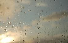 Краплі дощу на склі