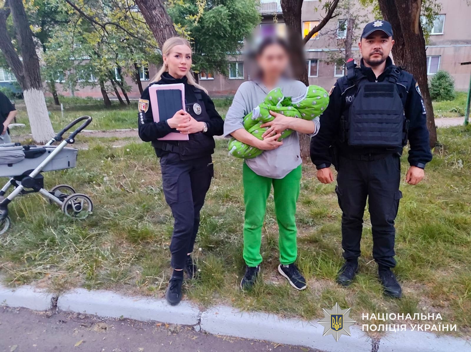 Мати з немовлям і правоохоронцями