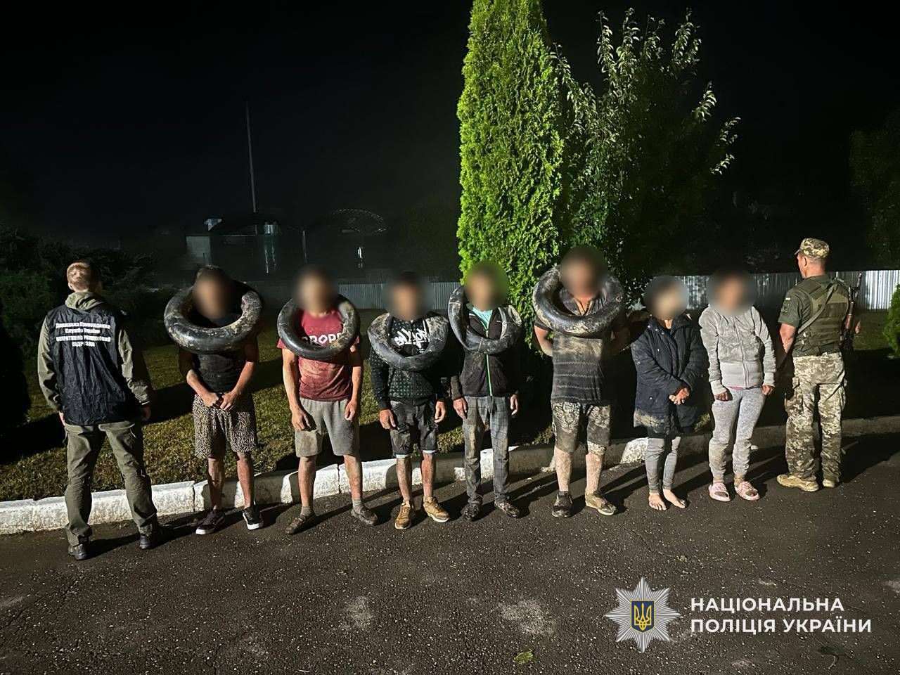 Група порушників з надувними кругами