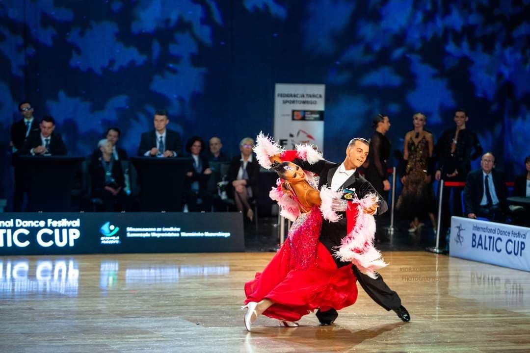 Вероніка Мишко та Ерл Вільямсон виконують танець на одному з чемпіонатів