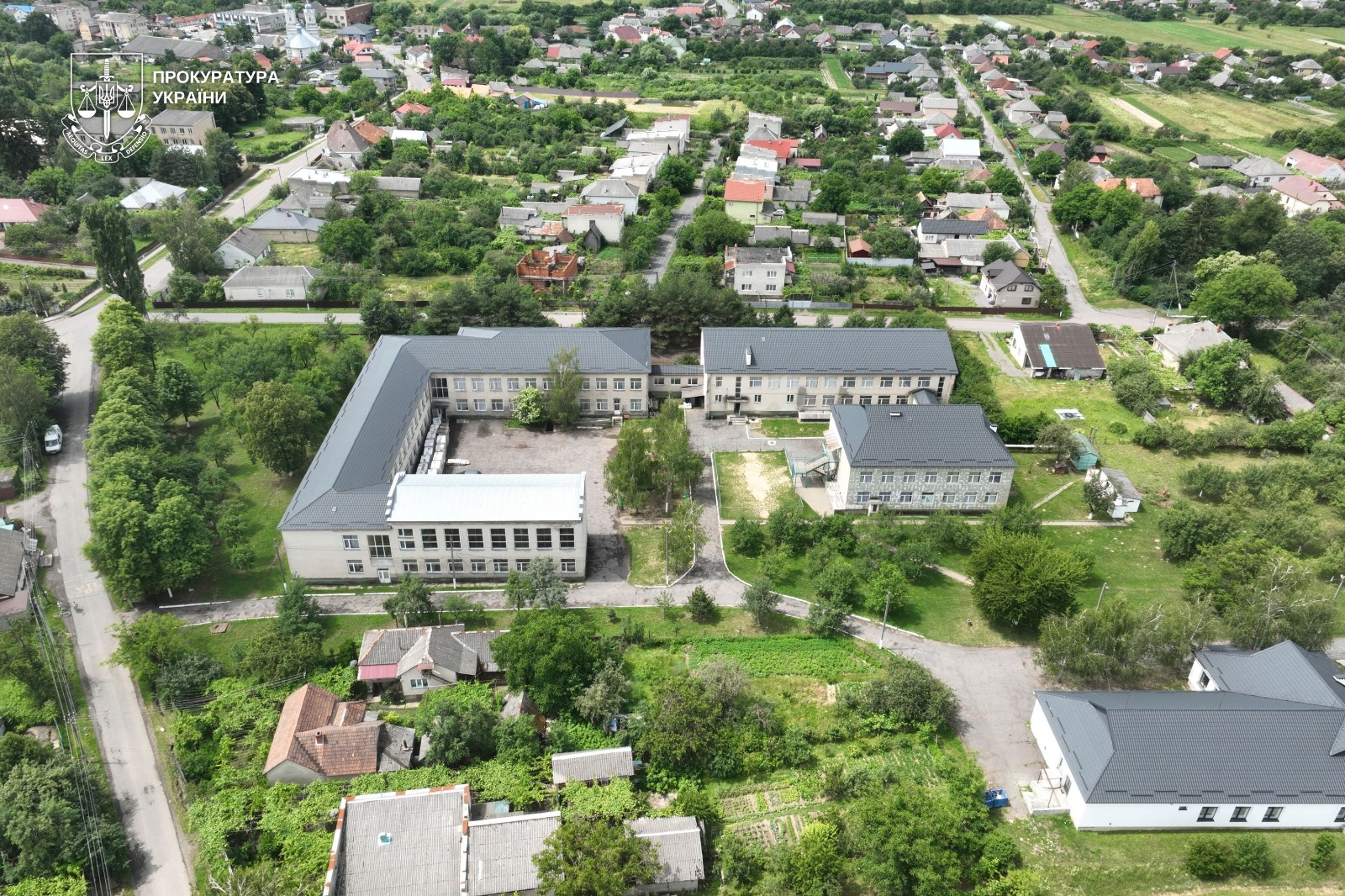 Освітній заклад в селищі Середнє